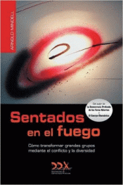 Imagen de cubierta: SENTADOS EN EL FUEGO